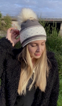 Pudelmütze mit Faux Fur Pompon by kai b.